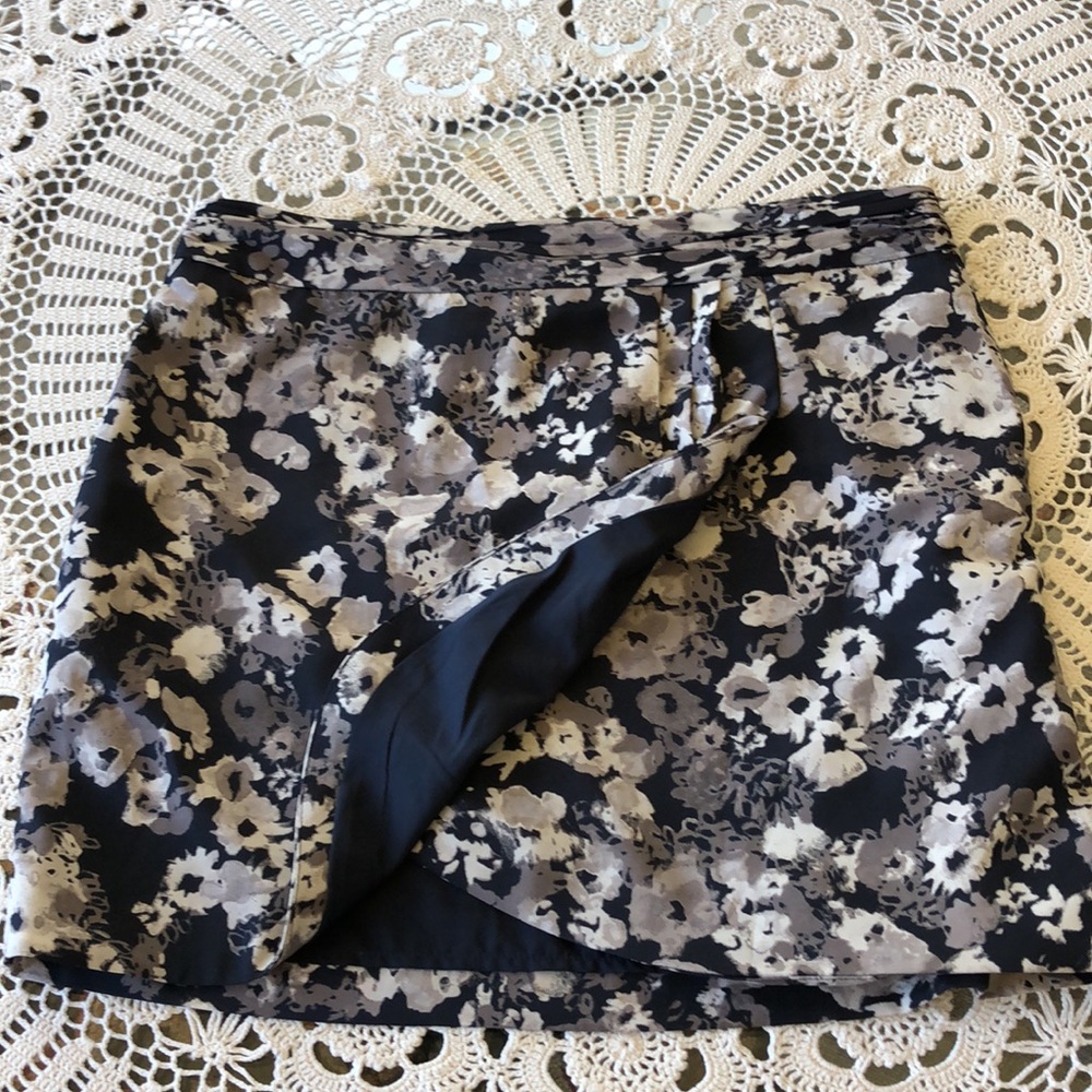 Banana Republic Faux Wrap Short Skirt Fully Lined - Picture 2 of 6